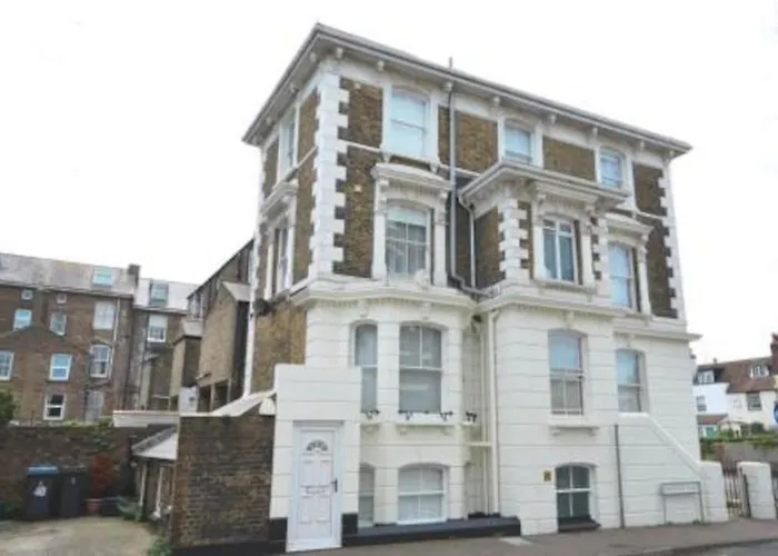 Charming Apartment In Deal Near The Beach & Town
